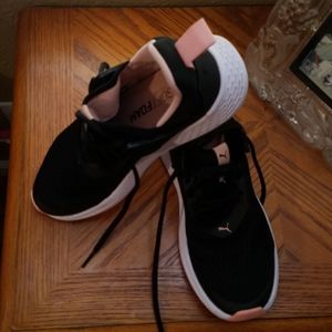 Pumas Sneakers